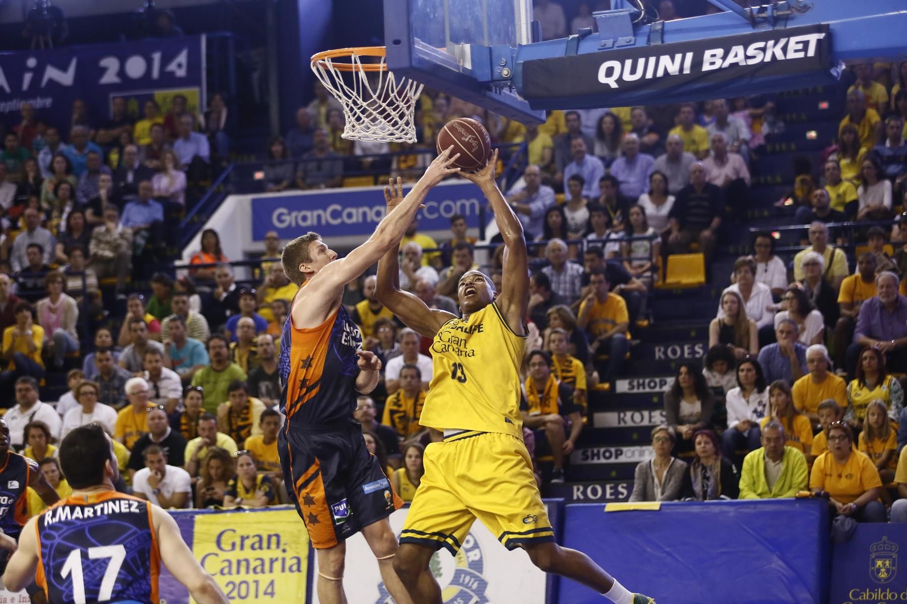 Báez recibe un tapón de Doellman. ACB Photo/M. Henríquez
