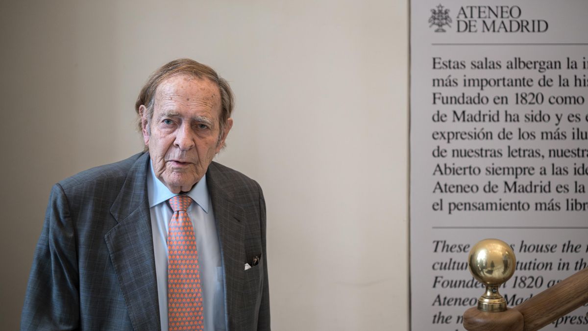 El economista Ramón Tamames presenta su libro 'Me duele España', en el Ateneo de Madrid, a 11 de mayo de 2023, en Madrid (España). 'Me duele España'  es la obra en la  que Tamames aborda la moción de censura que presentó junto a Vox en marzo de 2023.