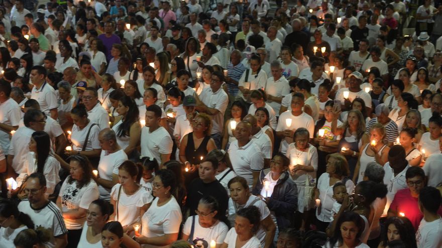 Ciudad colombiana de Cali se viste de blanco y enciende velas por víctimas del atentado