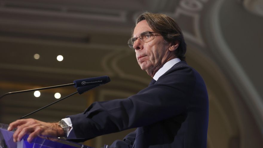 El expresidente del Gobierno José María Aznar durante su intervención para presentar a la portavoz del PP en el Congreso, Ester Muñoz, protagonista este miércoles de un desayuno informativo en el Fórum Europa. EFE/ Kiko Huesca