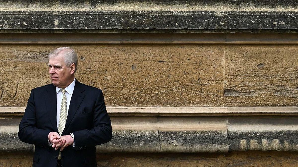 Carlos III le quita a Andrés el título de "príncipe" y le echa de su mansión por el caso Epstein