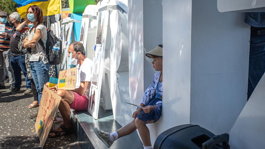Una niña se sienta durante la manifestación por Ucrania en Tenerife