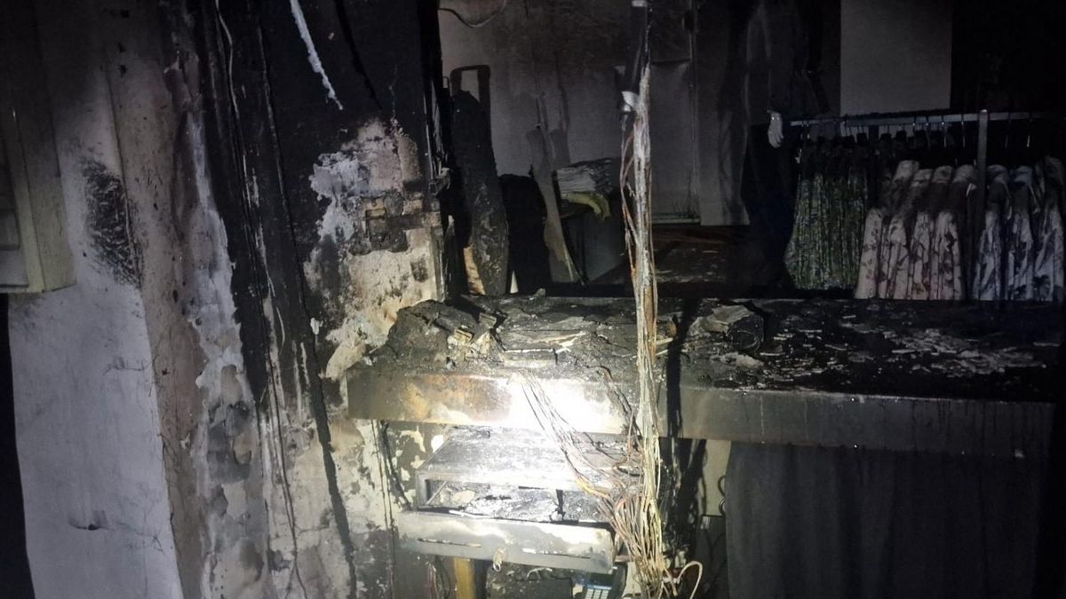 Interior de la tienda de ropa afectada por el incendio en la madrugada de este domingo en Los Llanos de Aridane.