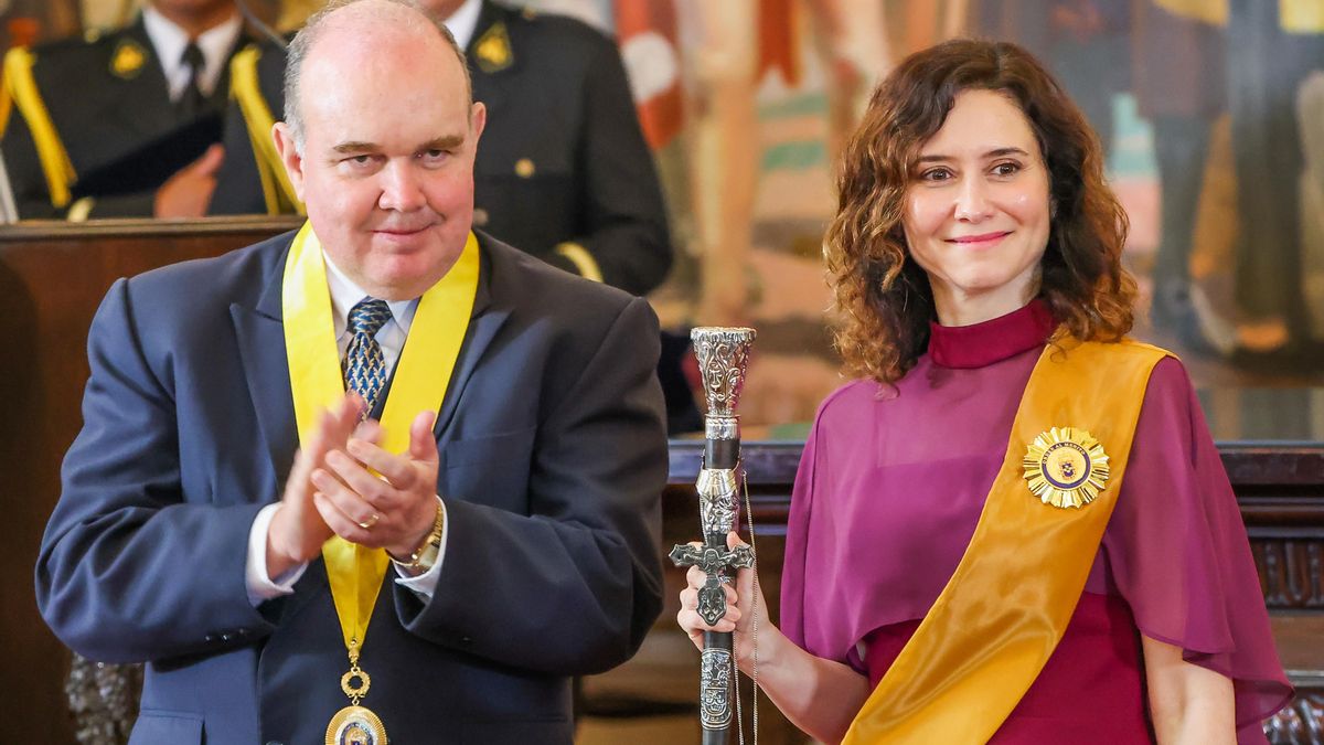 Rafael López Aliaga condecoró con la Orden al Mérito a la presidenta de Madrid, Isabel Díaz Ayuso, cuando era alcalde de Lima. 