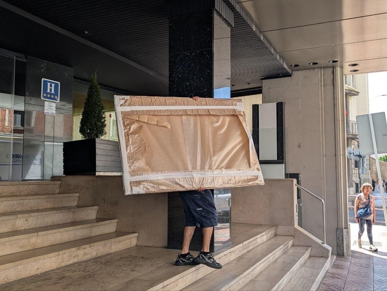 Salida de cuadros embargados del Hotel Conde Luna