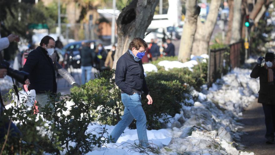 Madrid volverá a la normalidad cuando la subida de las temperaturas y la lluvia derritan el hielo, según Almeida
