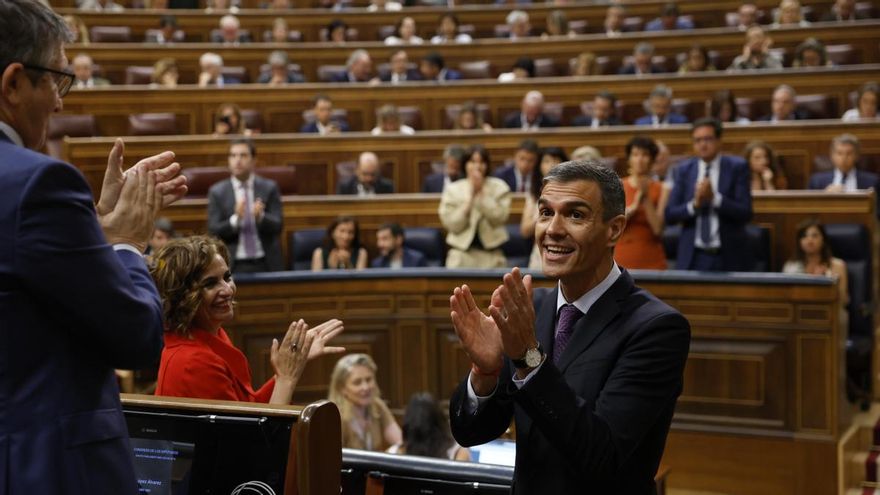 El presidente del gobierno Pedro Sánchez, es aplaudido tras su interviención durante el pleno en el Congreso de los Diputados, este miércoles.