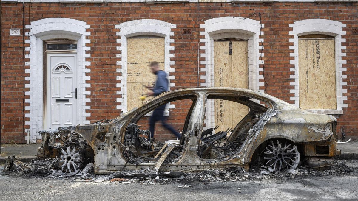 Un coche incendiado tras los disturbios en Belfast, Irlanda del Norte.
