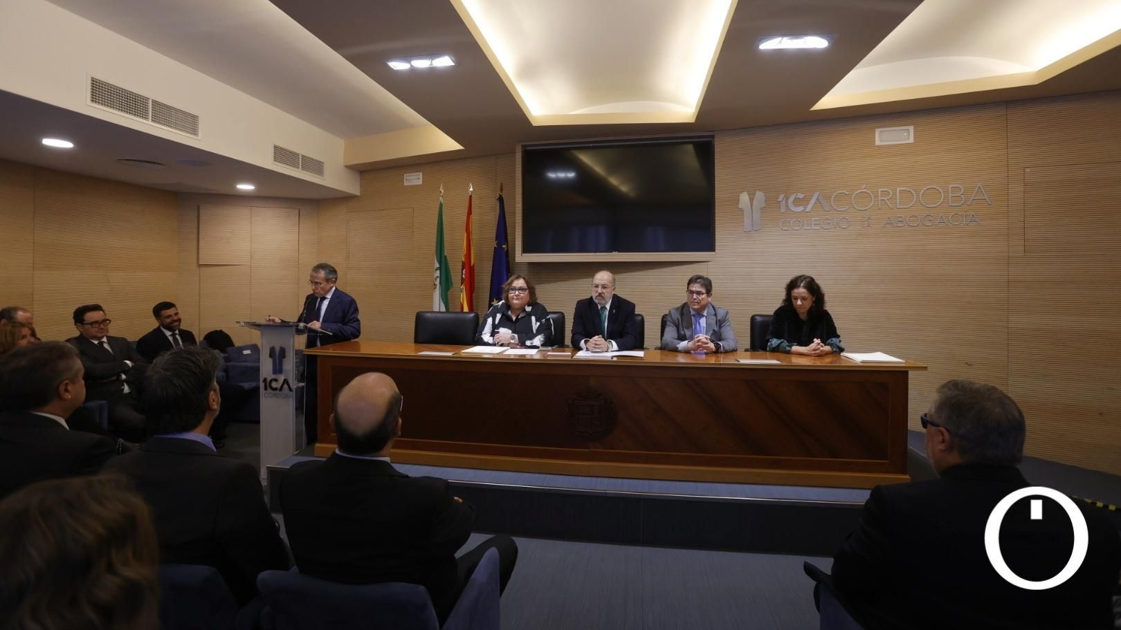 Entrega de diplomas a las personas colegiadas que cumple 50 y 25 años de abogacía.