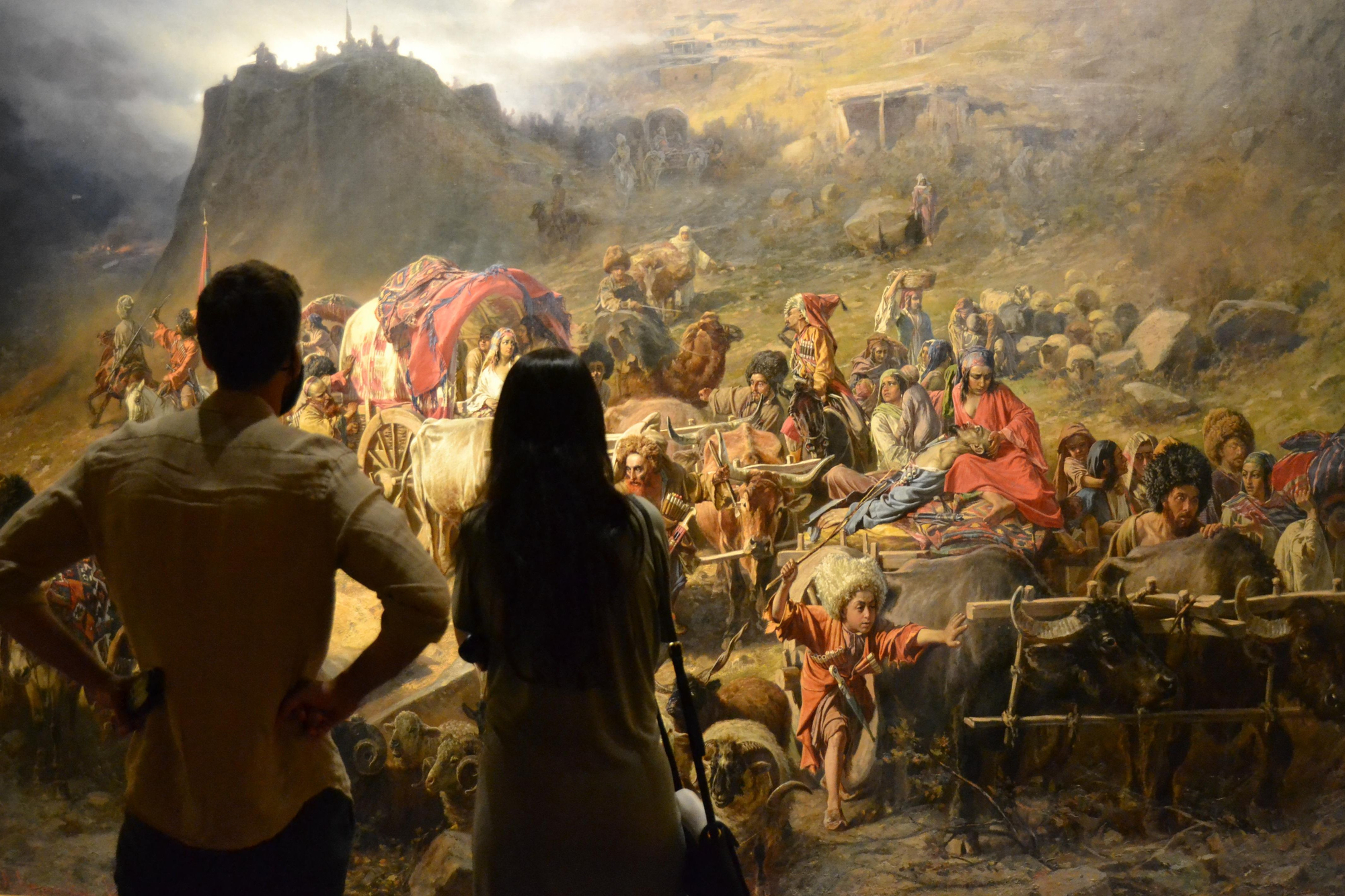 Dos visitantes en la exposición de la Colección del Museo Ruso en Málaga