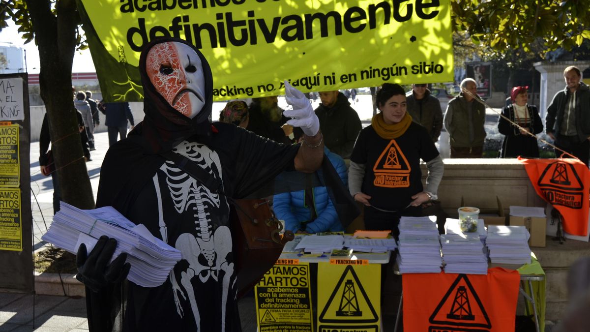 Recogida de firmas de la Asamblea contra la Fractura Hidráulica de Cantabria. | RUBÉN VIVAR