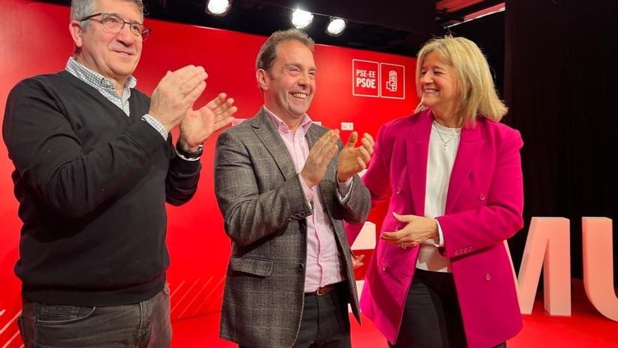 Txitxo Abascal entre Patxi López y Teresa Laespada.