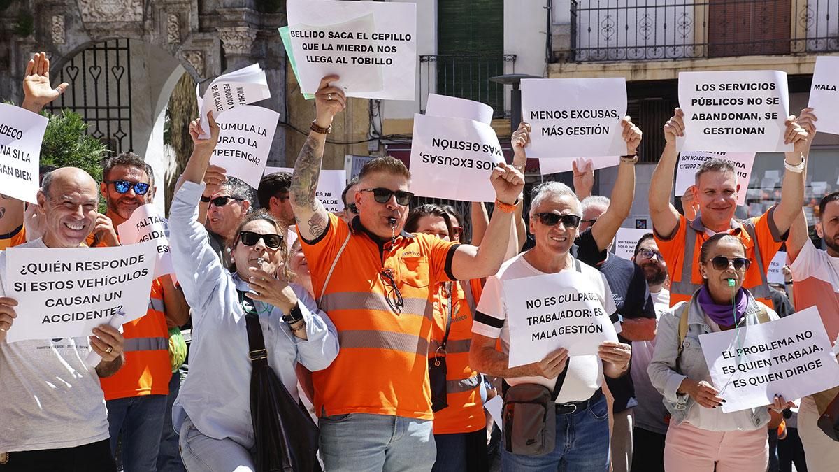 Protesta de trabajadores de Sadeco en la puerta del Ayuntamiento