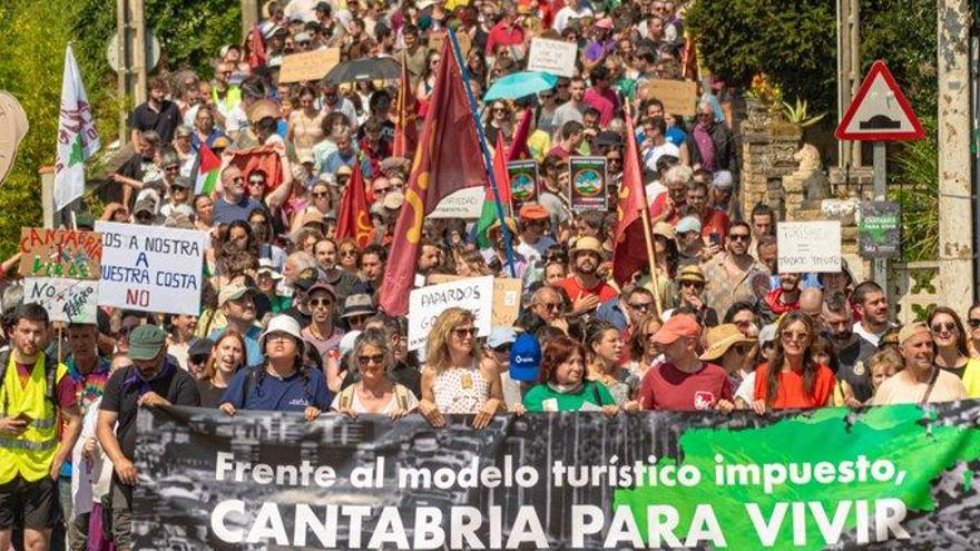 El rechazo al turismo masivo saca de nuevo a la calle a los cántabros