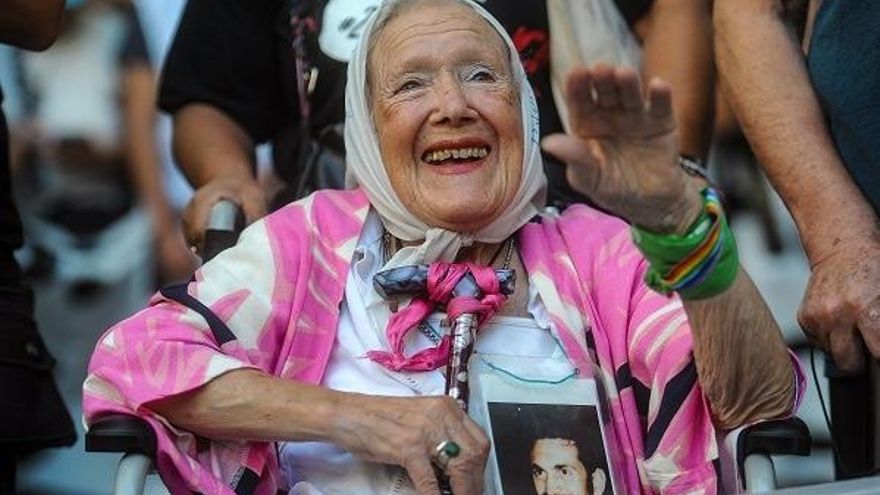 Nora Cortiñas, cofundadora de Madres de Plaza de Mayo, murió a los 94 años