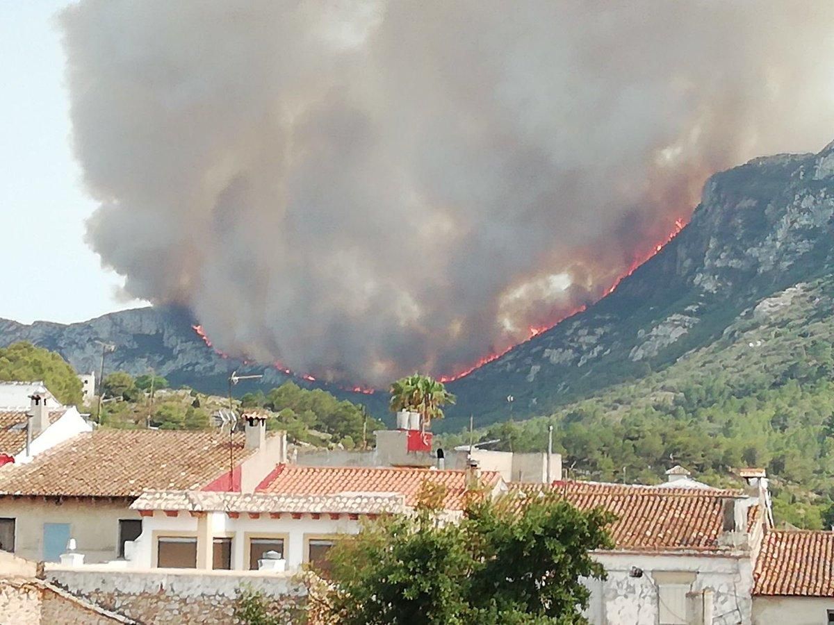 El fuego amenaza las zonas habitadas