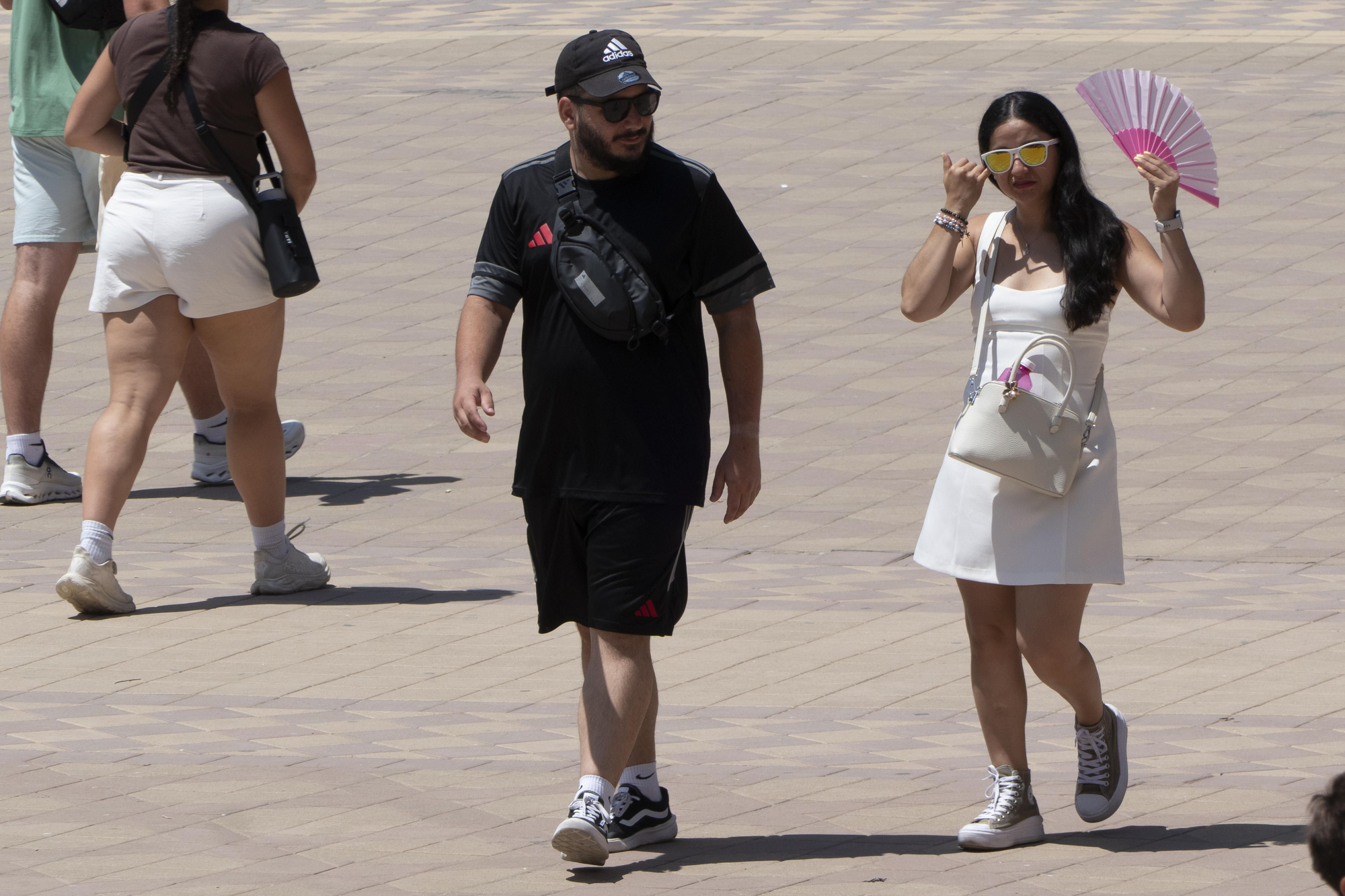 Dos turistas se protegen del calor en el centro de Sevilla