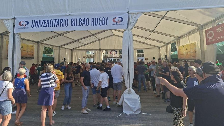 El Universitario Bilbao de Rugby ha organizado un punto de encuentro en la Plaza Indautxu (Local Rugby Meeting Point) con txosnas, barras y una pantalla gigante para ver el partido
