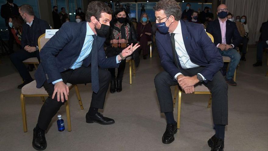 El presidente del Partido Popular, Pablo Casado, y el presidente de la Xunta de Galicia, Alberto Núñez Feijóo, charlan en un acto sobre economía y fondos europeos en diciembre pasado