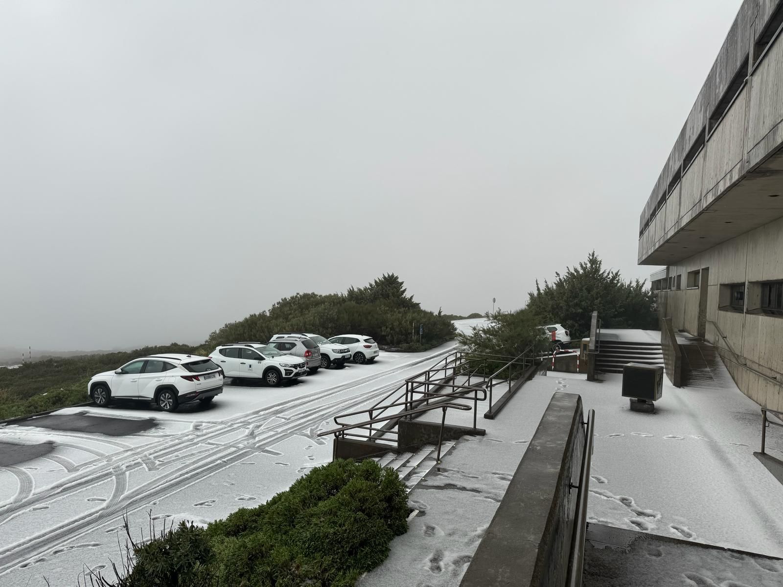 Alrededores de la residencia del Observatorio  Astrofísico del Roque de Los Muchachos, este sábado, con un manto de nieve.