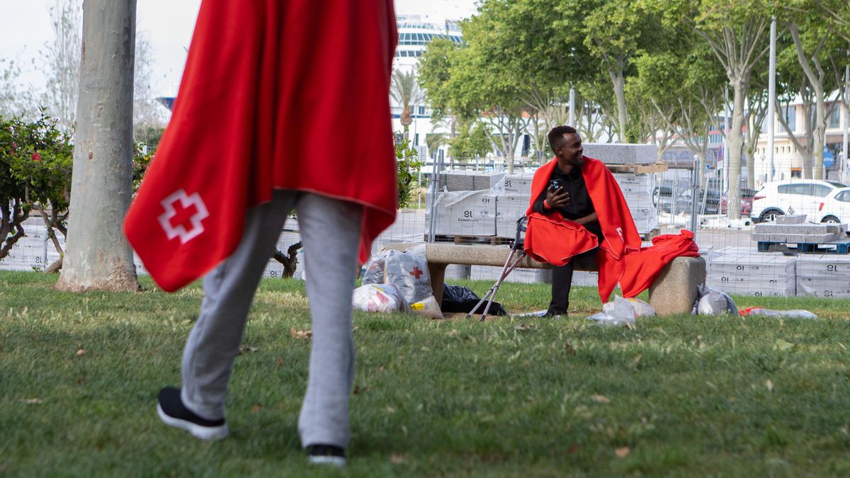 Aquest jove somriu mentre mira els seus companys de travessia telefonant als seus éssers estimats. Li falta una cama i duu una pròtesi; va perdre l’extremitat en trepitjar una mina a Somàlia.