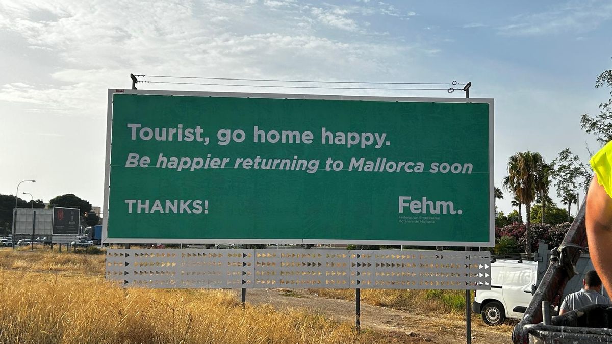 Cartel con el nuevo lema de los hoteleros: 'Turista, vuelve feliz a casa. Sé más feliz volviendo pronto a Mallorca'
