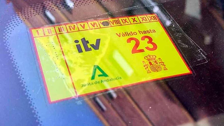 La multa que te puede caer por circular sin la pegatina de la ITV en el parabrisas