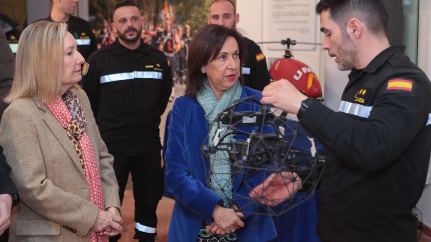Las leonesas Amparo Valcarce y Margarita Robles observando un dron de la UME.