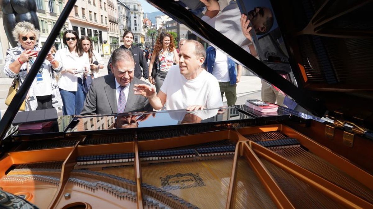 El alcalde de Oviedo, Alfredo Canteli, se animó a tocar el piano.