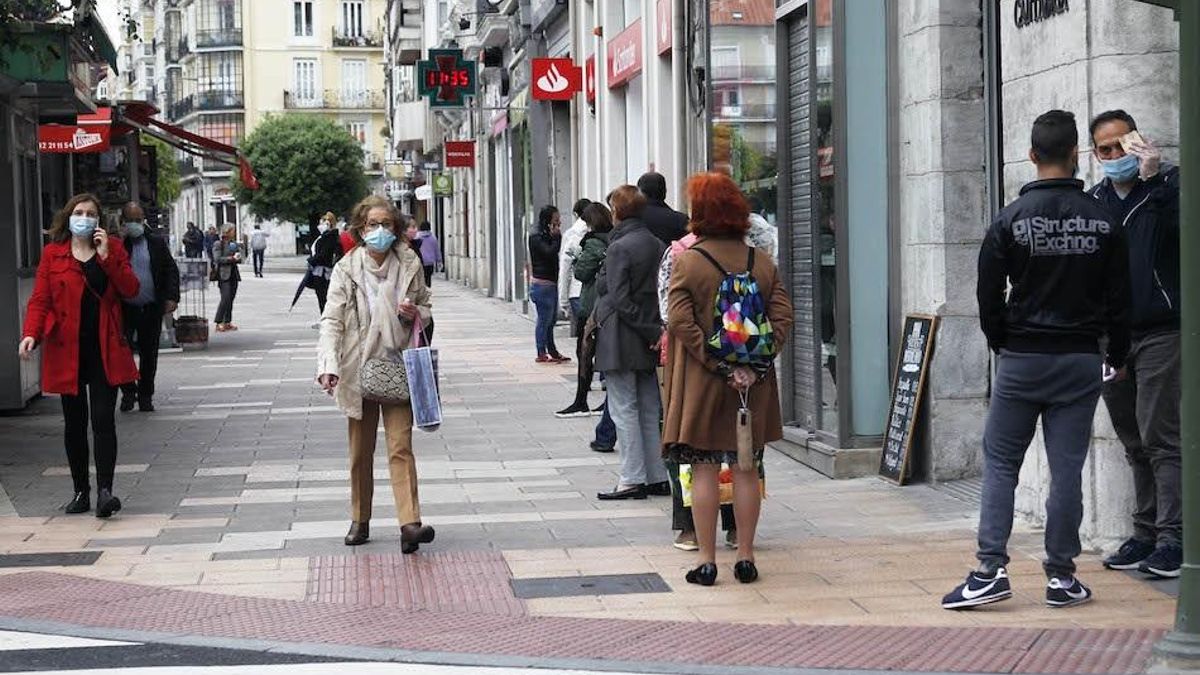 Gente por la calle en el centro de Santander. Comercios del casco viejo de la ciudad.