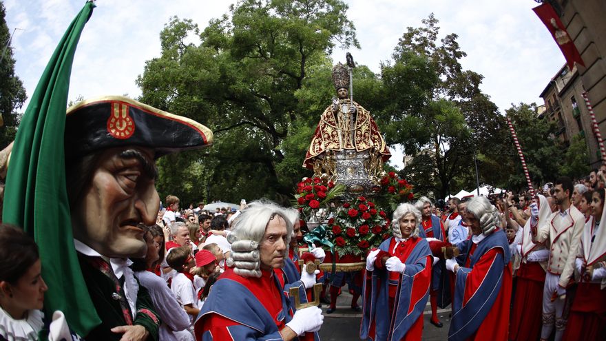 Los toros de la ganadería La Palmosilla a su paso por el tramo de Telefónica durante el primer encierro de los sanfermines 2023. EFE/Daniel Fernández