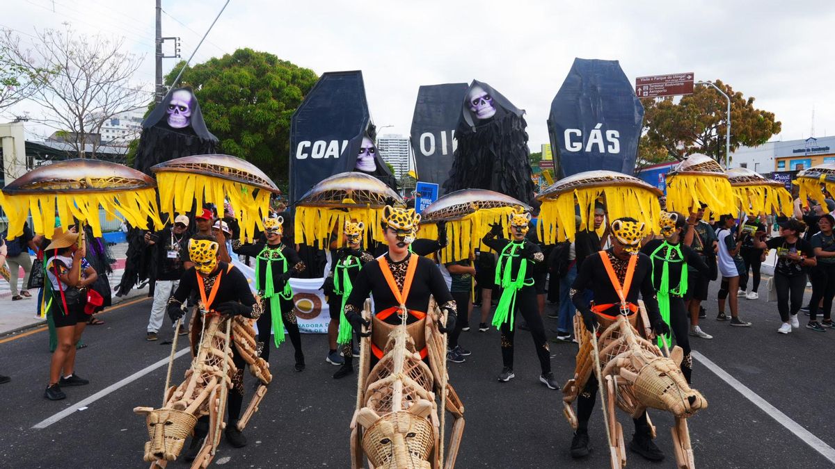 Una movilización durante la COP30 en Brasil hizo un funeral simbólico a los combustibles fósiles. Foto: cortesía Artyc Studio