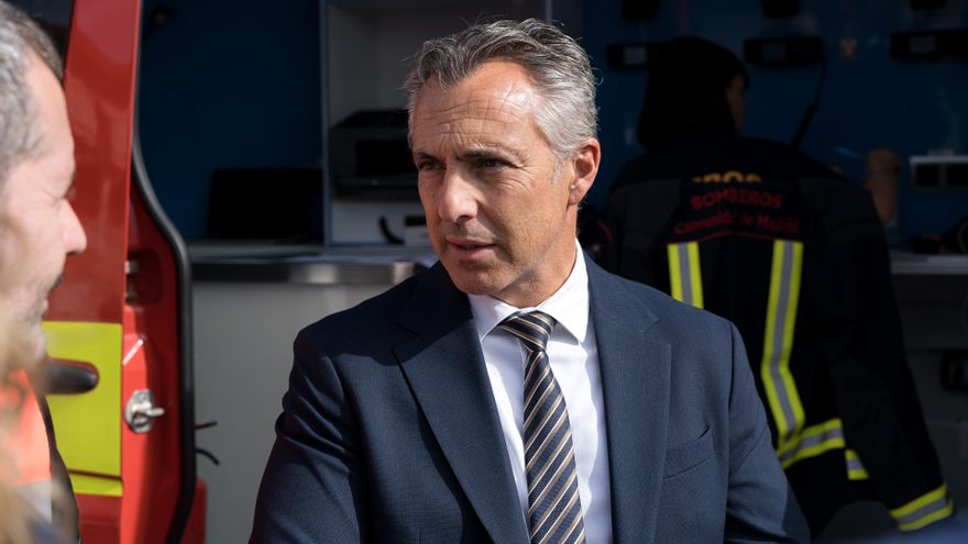 Archivo - El consejero de Medio Ambiente, Agricultura e Interior, Carlos Novillo, durante un simulacro de incendio en la iglesia de Santa Catalina de Alejandría, a 4 de octubre de 2024, en Villamanta, Madrid (España)