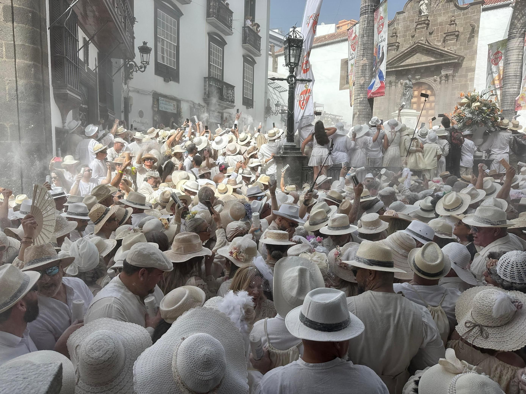 Los Indianos toman Santa Cruz de La Palma al son del Caribe.