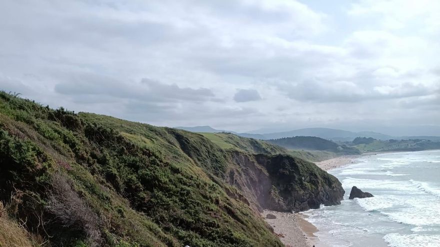 Rescatado un parapentista francés que impactó contra el acantilado de la playa de Gerra