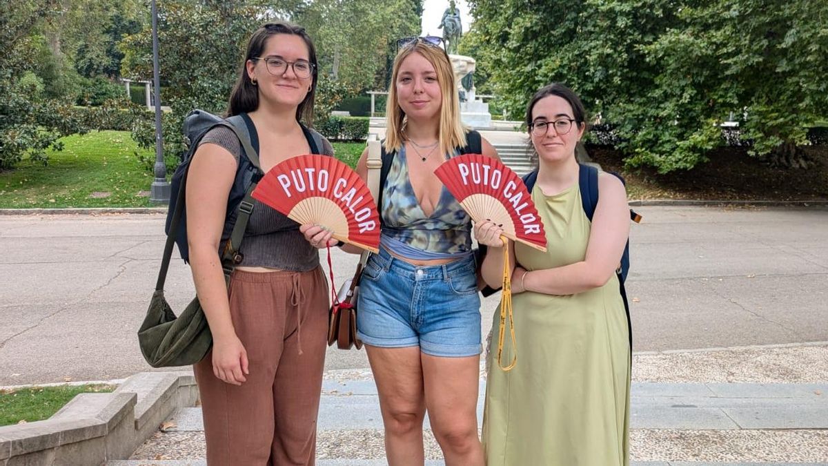 Ariadna, Laia y Lara aguantan el calor de un lunes de agosto en el Retiro, Madrid