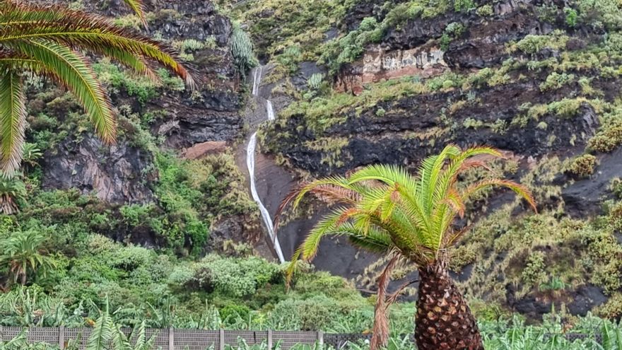 Las copiosas lluvias han originado cascadas en la zona del Risco de la Concepción  (Breña Alta), a la altura de la carretera de Bajamar, entrada sur a Santa Cruz de La Palma.