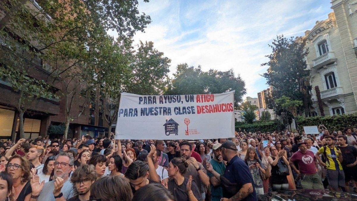 Uno de los carteles de la manifestación frente al ático del Gobierno de Ayuso