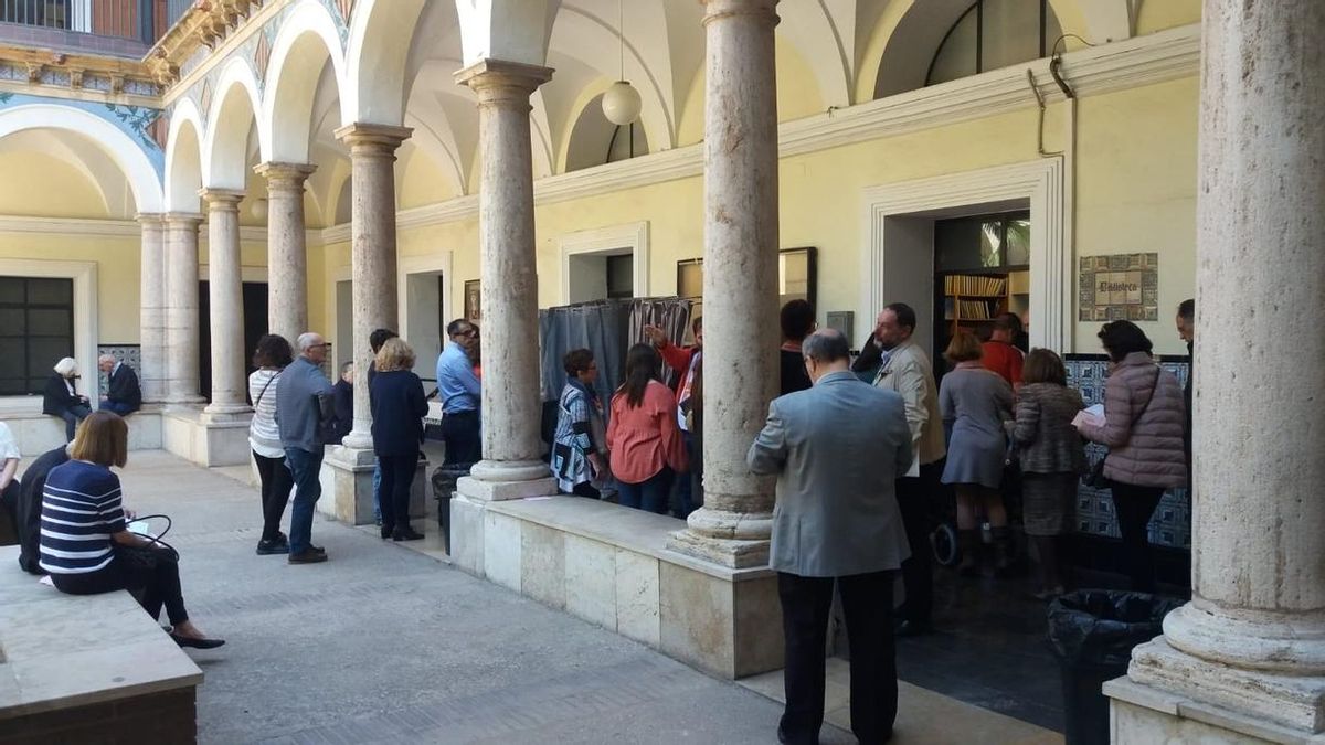 Un hombre borracho vota en una mesa que no le correspondía en Valencia
