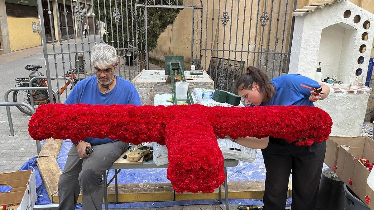 Montaje de la Cruz de Mayo de la plaza de San Hipólito