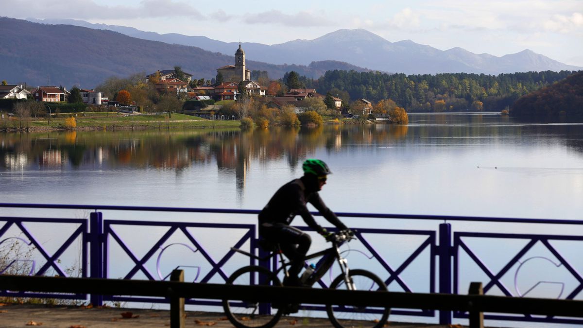 Vista del pueblo alavés de Ullibarri-Ganboa y del embalse del mismo nomb