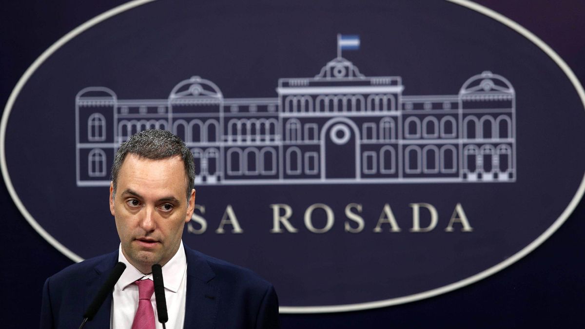 Escándalo por el avión presidencial: Adorni dijo que su esposa viajó "invitada" por Javier Milei