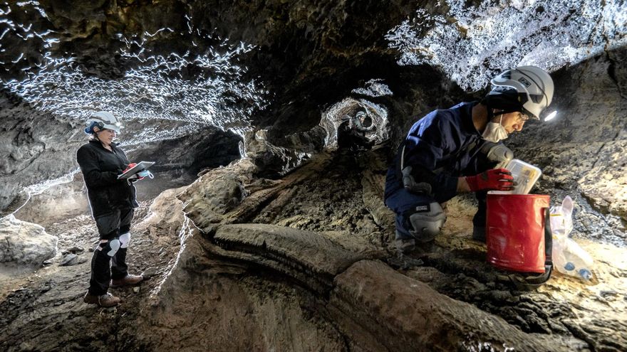 Equipo de Tubolan recogiendo muestras en uno de las tubos de lava en Lanzarote. Foto de Alessio Romao