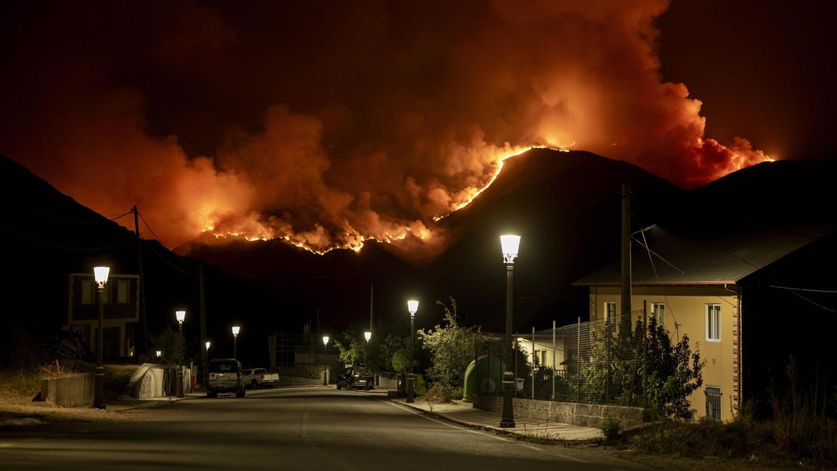 Protección Civil dice que la evolución de los incendios es "favorable" pero muy lenta