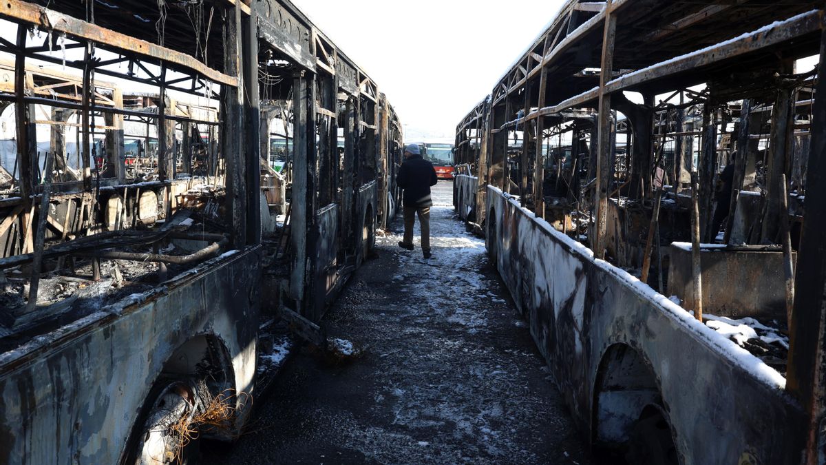 Autobuses quemados durante las protestas en Irán.