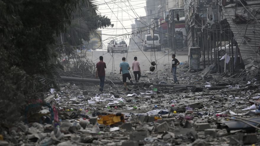 Imagen de la ciudad de Gaza afectada por los bombardeos israelíes. EFE/EPA/Mohammed Saber