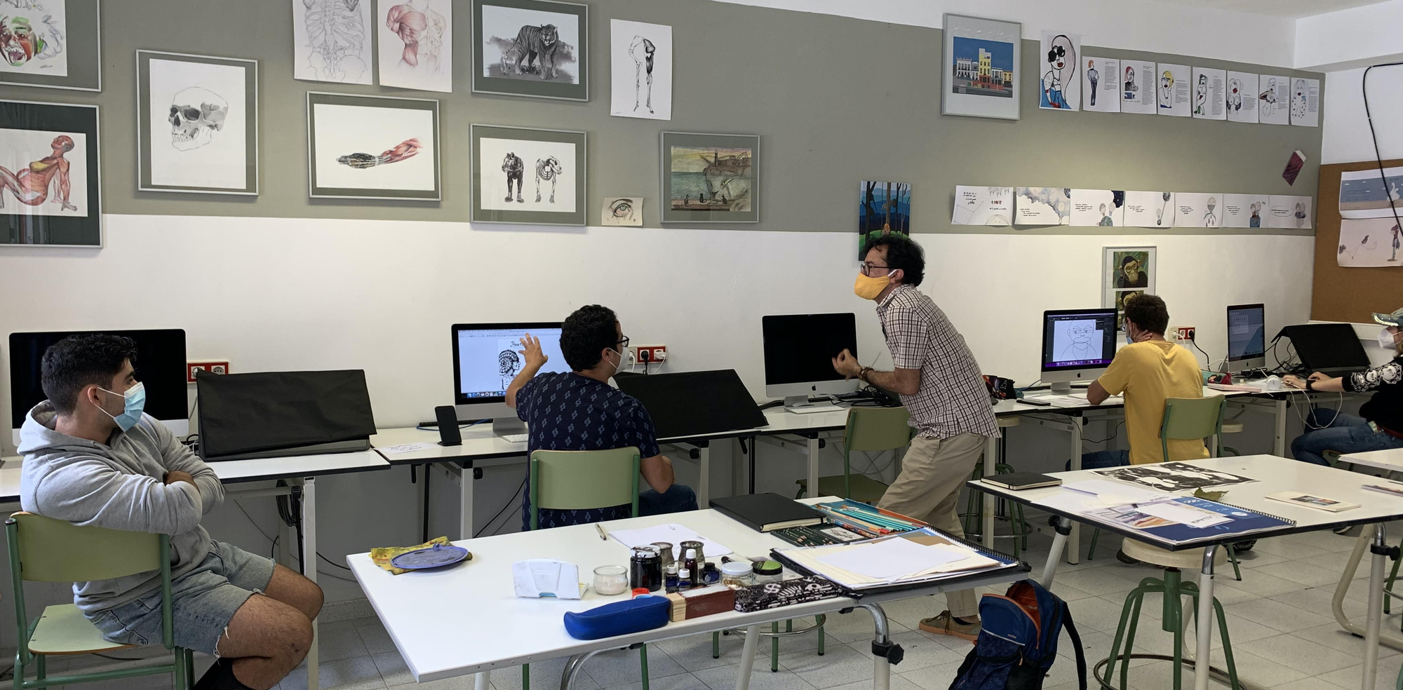 Víctor Hernández Correa con alumnos en prácticas.