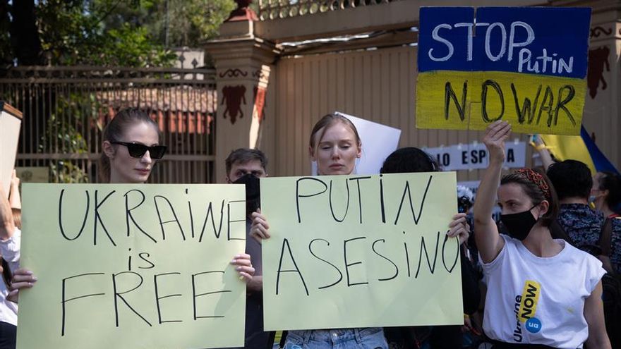 Ucranianos radicados en México, acompañados de simpatizantes, participan en una protesta para rechazar las agresiones de Rusia a su país, hoy, en el exterior de la embajada rusa en Ciudad de México (México).