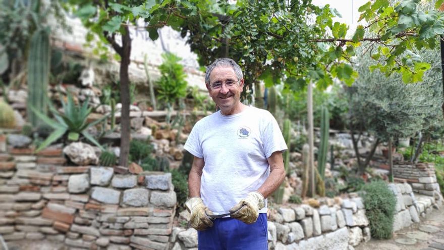 El 'Señor de los Cactus' de Lavapiés: "Tendría yo que pagar por hacer esto"