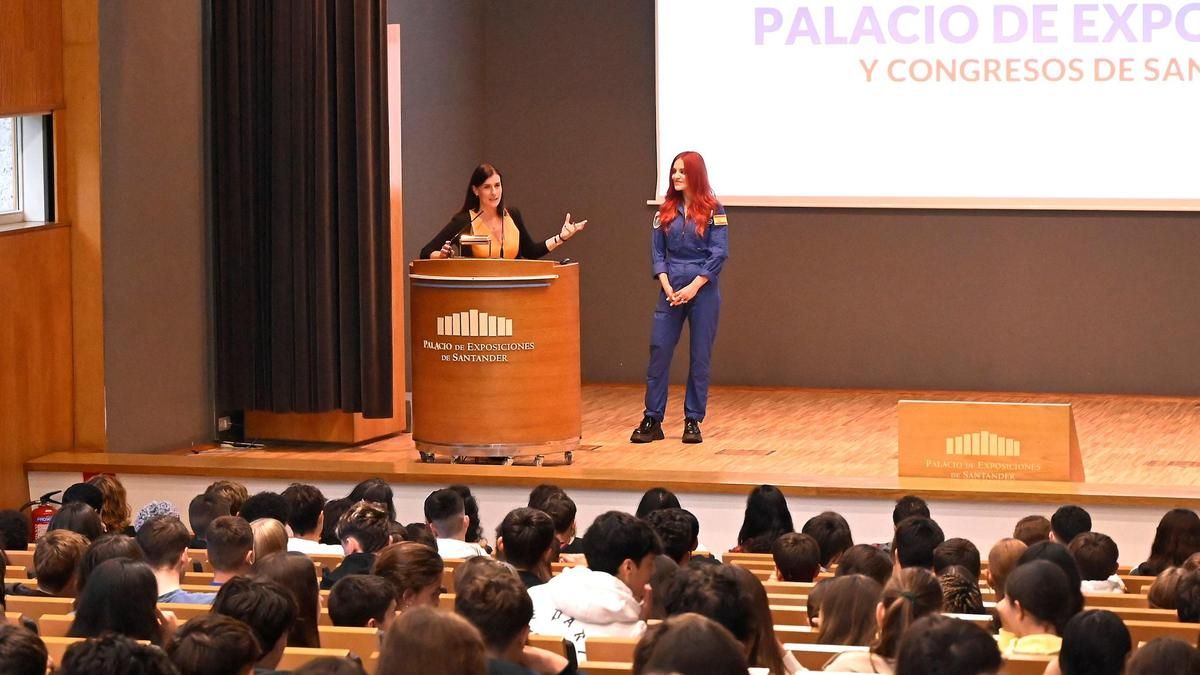 La astronauta española Sara García anima a los estudiantes en Santander a que descubran su vocación
